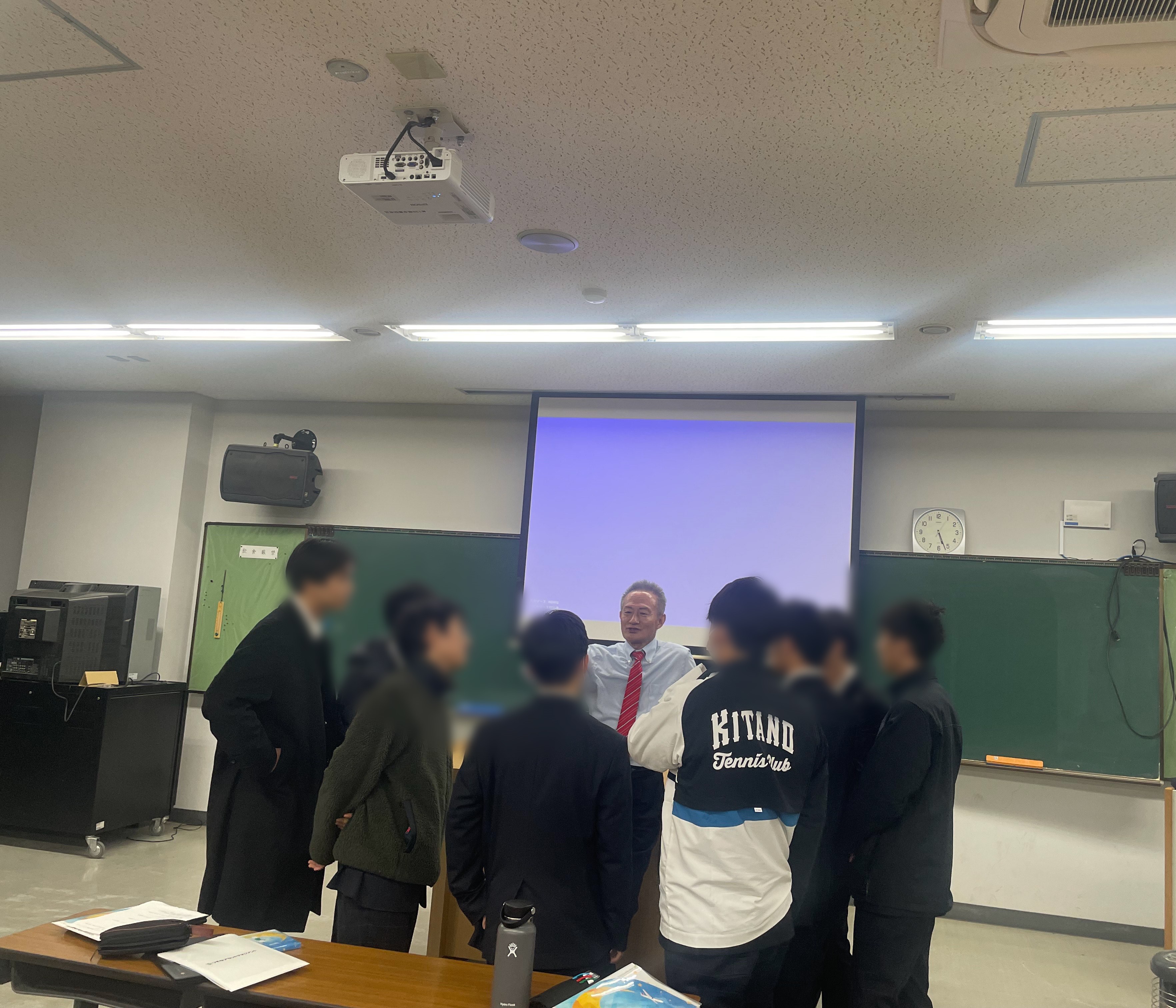 授業後、講師が大勢の生徒から質問を受けている写真