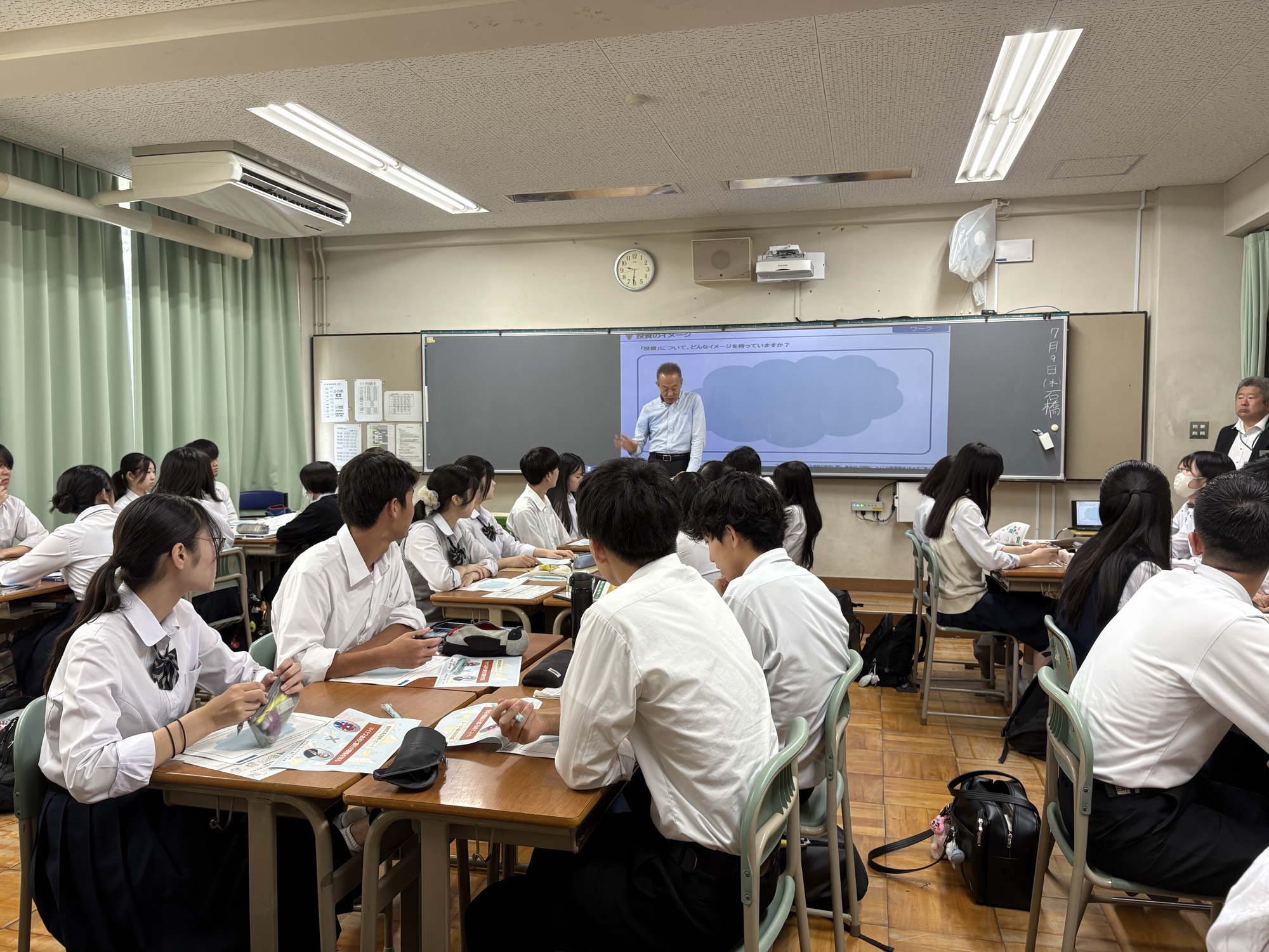 投資のイメージについて、講師が生徒に問いかけている写真