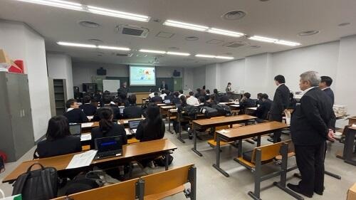 「ポートフォリオを考えてみよう」というテーマの授業を受けている生徒たちの様子を写した写真