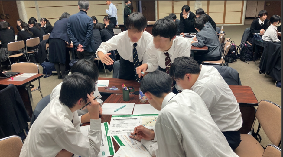 活発な議論をしている生徒の写真